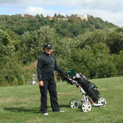 Na Golfu S Vozikem Hol 